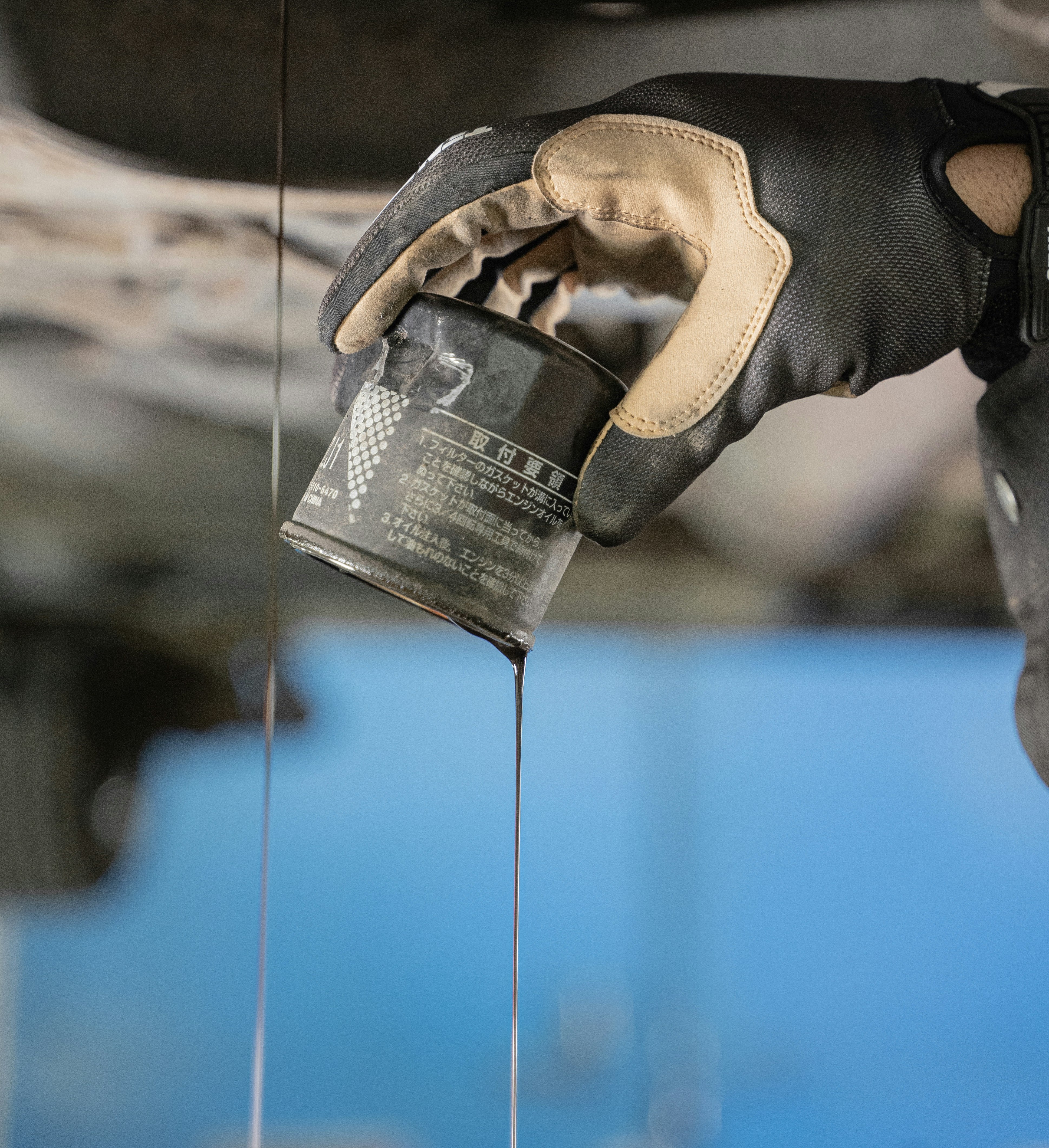 Mekaniker udfører olieskift på bil